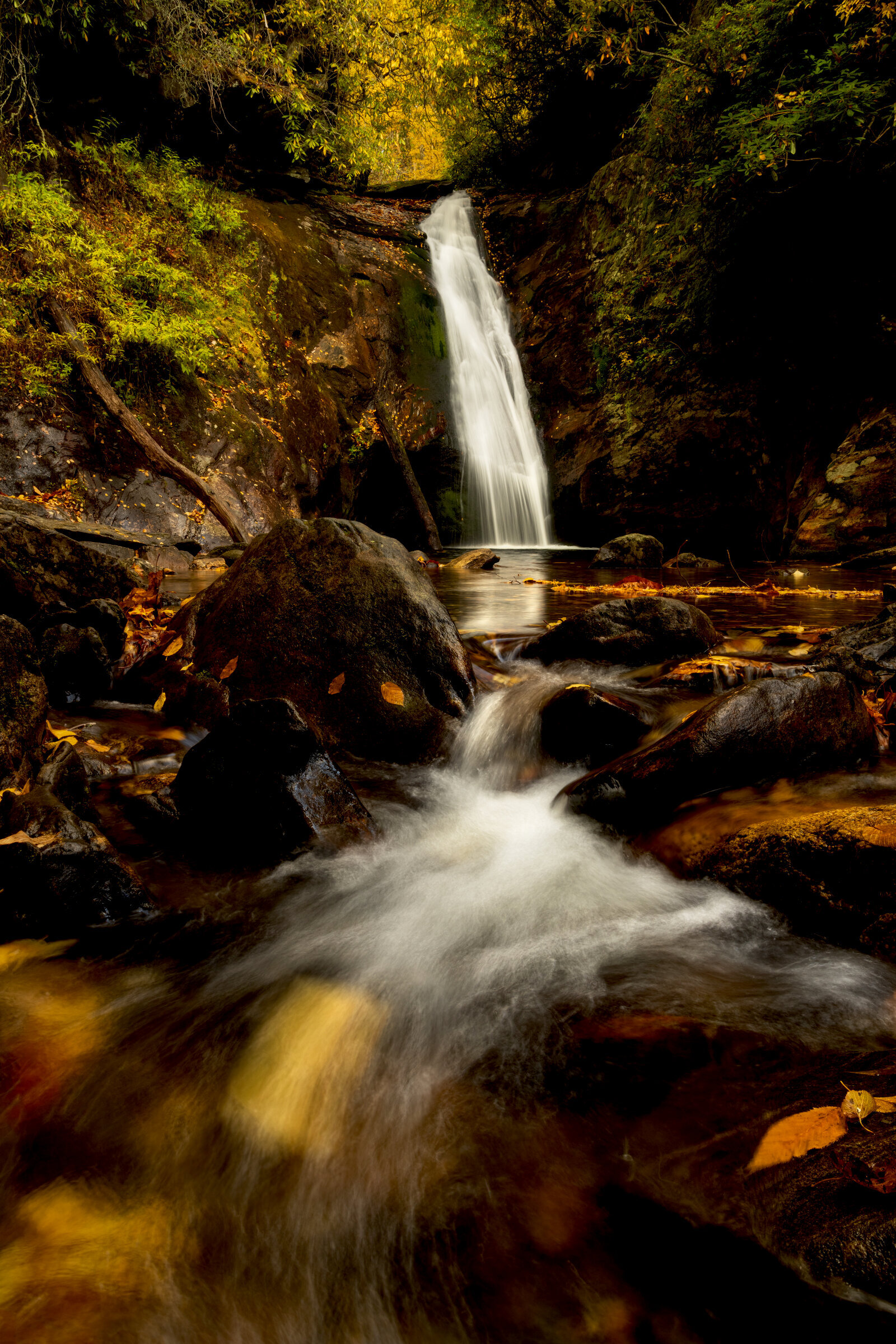 Courthouse Falls pouring vertically through a narrow canyon with boulders